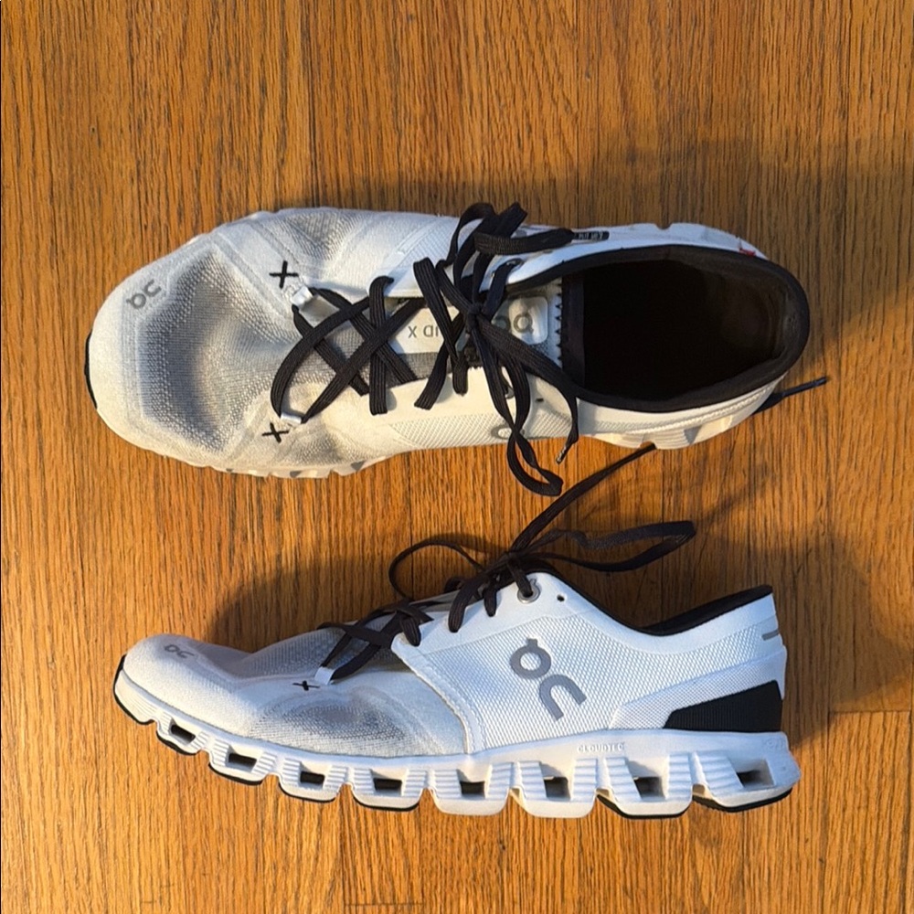 On Cloud Running Shoes in Black and White Mens 9.5 👀 gently used